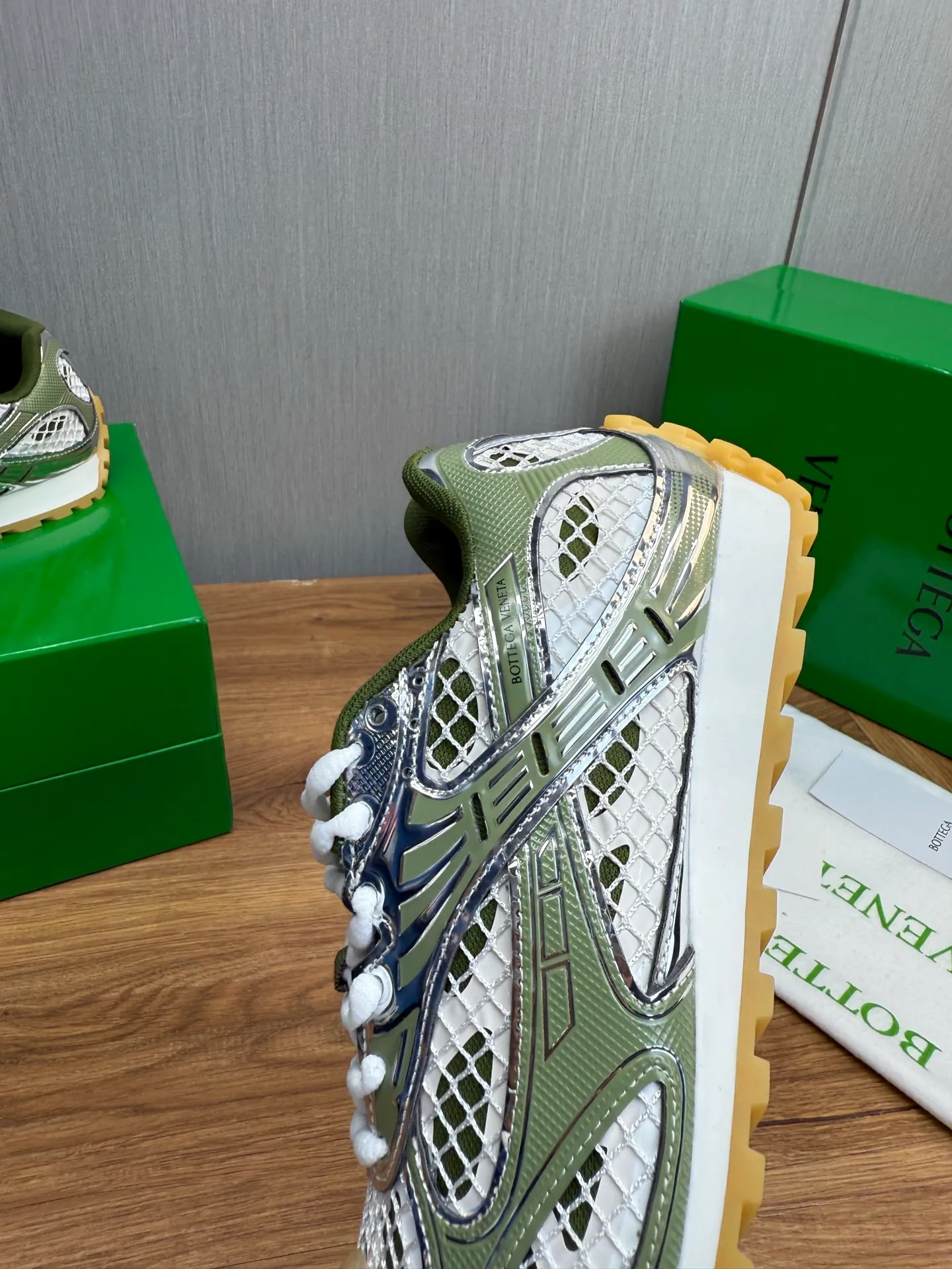 Men's men's shoes 💰620💰 BV top version 𝘽𝙊𝙏𝙏𝙀𝙂𝘼 𝙑𝙀𝙉𝙀𝙏𝘼 Orbit sneakers Wang Yibo same style couple style dad shoes 🩷💚 Runner sneakers, made of lightweight technical mesh fabric. Features a geometric patterned rubber outsole. Pay attention to the package craftsmanship ❕ High version shipping ❗️ Very nice, durable to play with and durable to make ✔️ Standard version 💯💯 The outsole is made of color-blocked TPU outsole. Women’s model 35-41 (40 41 customized) Men’s model 39-46 (45.46 customized) Equipped with original packaging